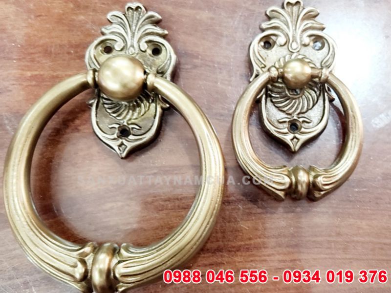 Tay nắm cửa cổng hình sư tử