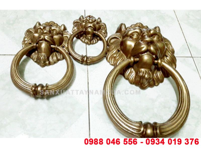 Tay nắm cửa cổng hình sư tử