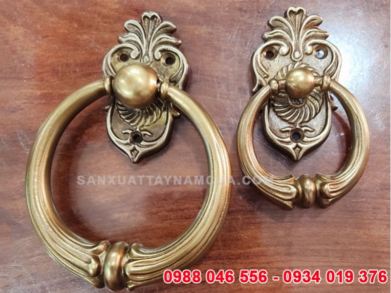 Tay nắm cửa cổng hình sư tử