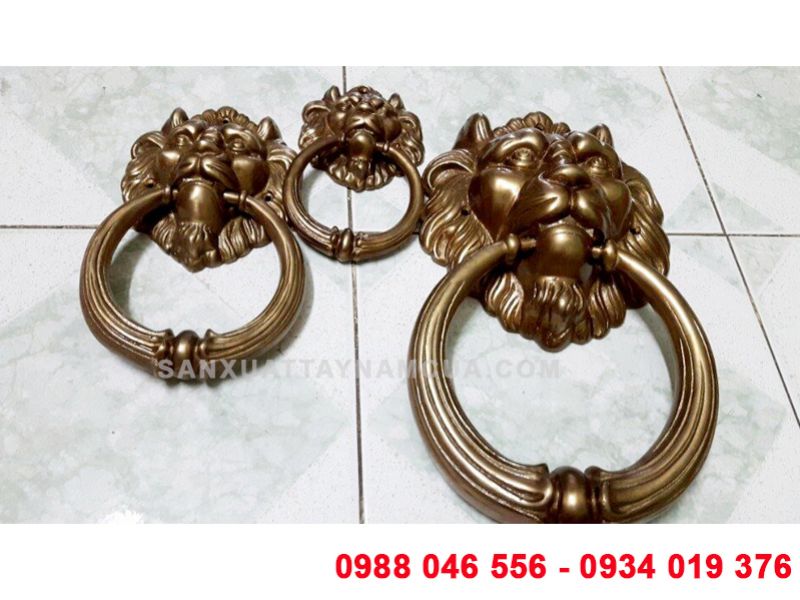 Tay nắm cửa cổng hình sư tử