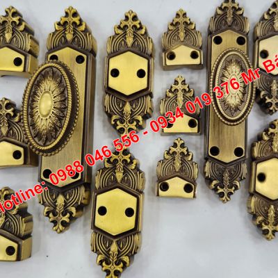 Chốt cửa song hồng hoa văn