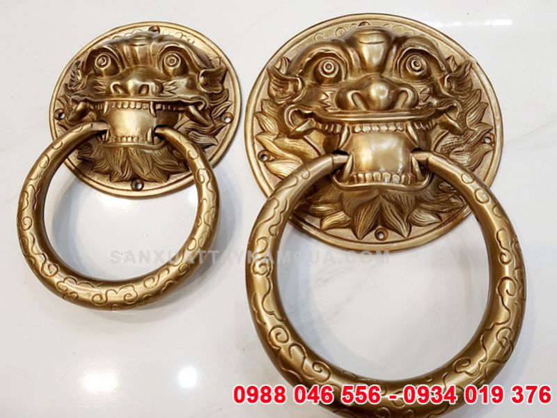 Tay nắm cửa cổng hình sư tử