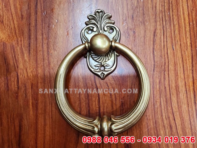 Tay nắm cửa cổng hình sư tử